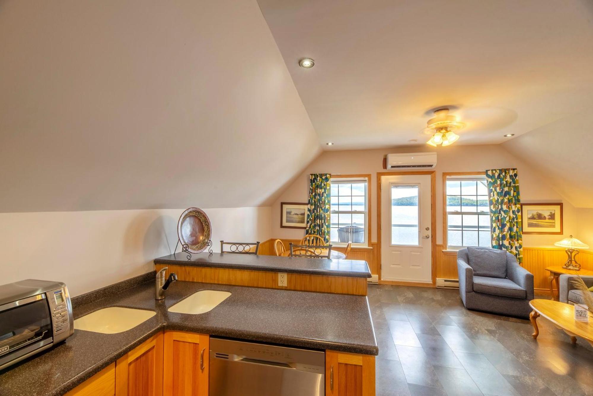 Keltic Quay Cottages & Bayfront Lodge Whycocomagh Esterno foto